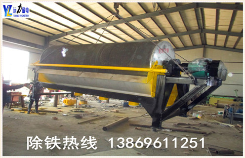 永磁筒式磁選機(jī)多少錢,永磁筒式磁選機(jī)在磁性物質(zhì)的選別中占據(jù)著重要的地位,是選別磁鐵礦的關(guān)鍵設(shè)備.很多選礦廠都必備永磁筒式設(shè)備,主要是因?yàn)樗墓ぷ餍矢?質(zhì)量可靠物美價(jià)廉.