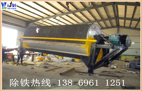 CTB永磁筒式磁選機(jī)的組成 CTB永磁筒式磁選機(jī)由永磁圓筒.槽體.均勻布料器.機(jī)架.傳動(dòng)裝置.磁系調(diào)整裝置.精礦槽.尾礦槽等組成,針對大磁包角設(shè)計(jì)的特殊結(jié)構(gòu)槽體設(shè)置了進(jìn)礦口.溢流口.粗顆粒排出孔.精礦口以及精礦漂洗水管.在卸礦區(qū)域設(shè)置噴淋管, 可減少精礦夾雜,提高精礦品位.礦漿從溢流口排出后沿軸向均勻分布, 特別設(shè)置的篩板又能避免粗顆粒及雜物進(jìn)入槽體 二.CTB永磁筒式磁選機(jī)價(jià)格影響因素 永磁筒式設(shè)備大大提高了磁選機(jī)的處理能力, 為新建或改擴(kuò)建大型鐵礦選礦廠的設(shè)備選型提供了更多的選擇.筒式磁選機(jī)比較價(jià)格比較便宜,幾千到幾萬的都有,根據(jù)處理量的不同來具體定價(jià).